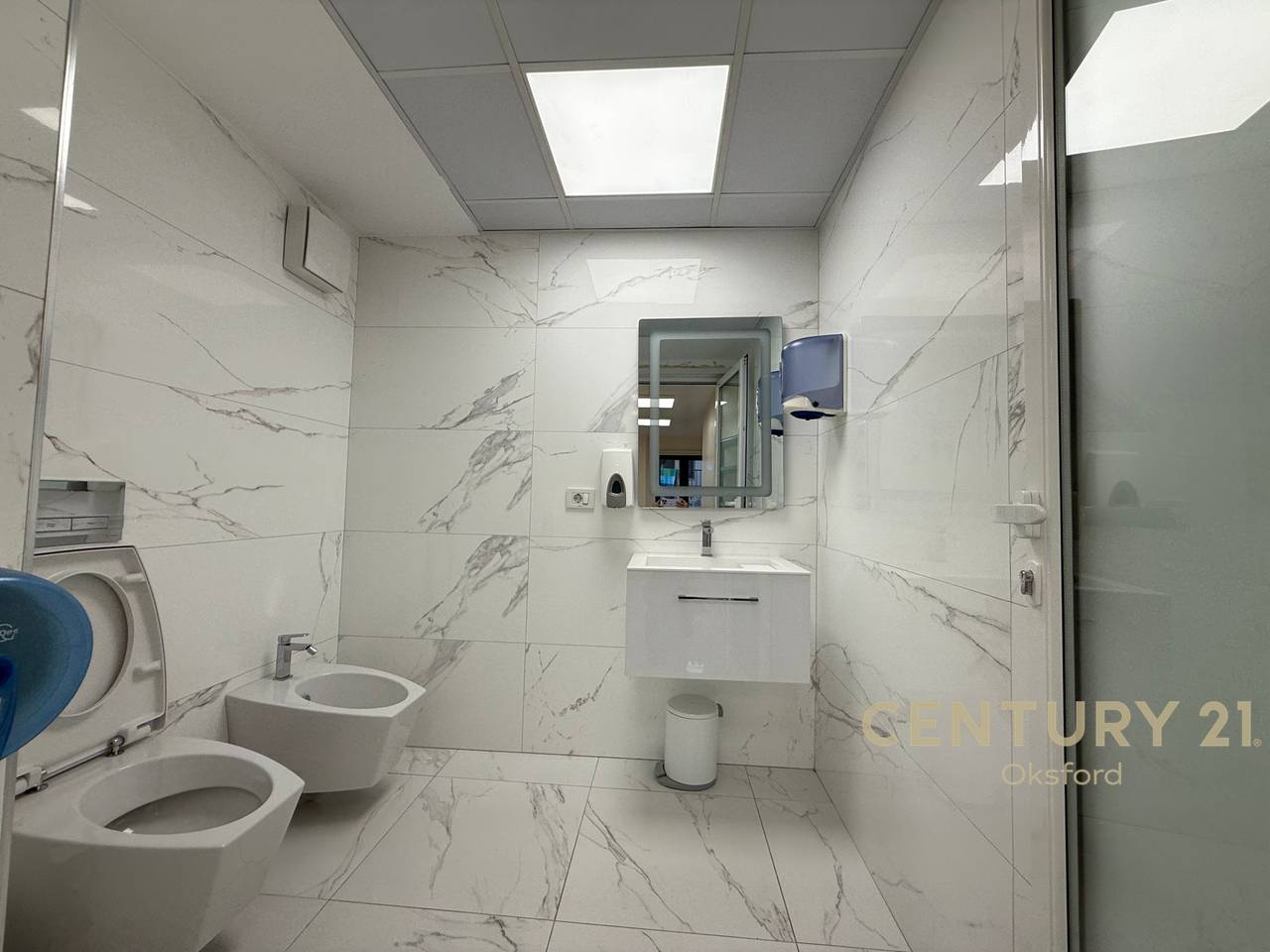 Japim me qira ambient zyrash tek Fakulteti  Ekonomik!