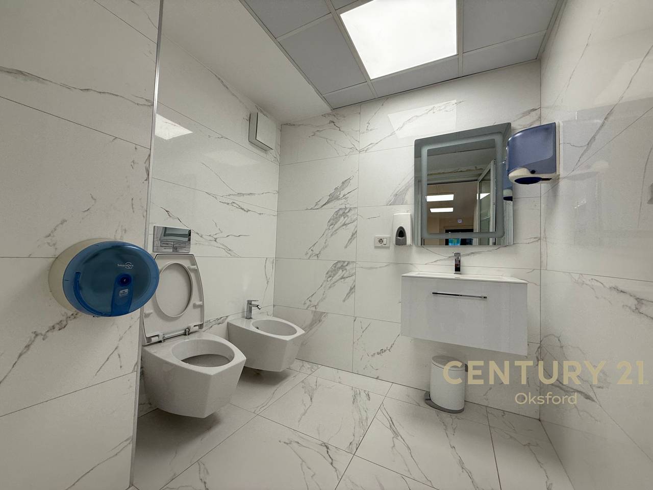 Japim me qira ambient zyrash tek Fakulteti  Ekonomik!