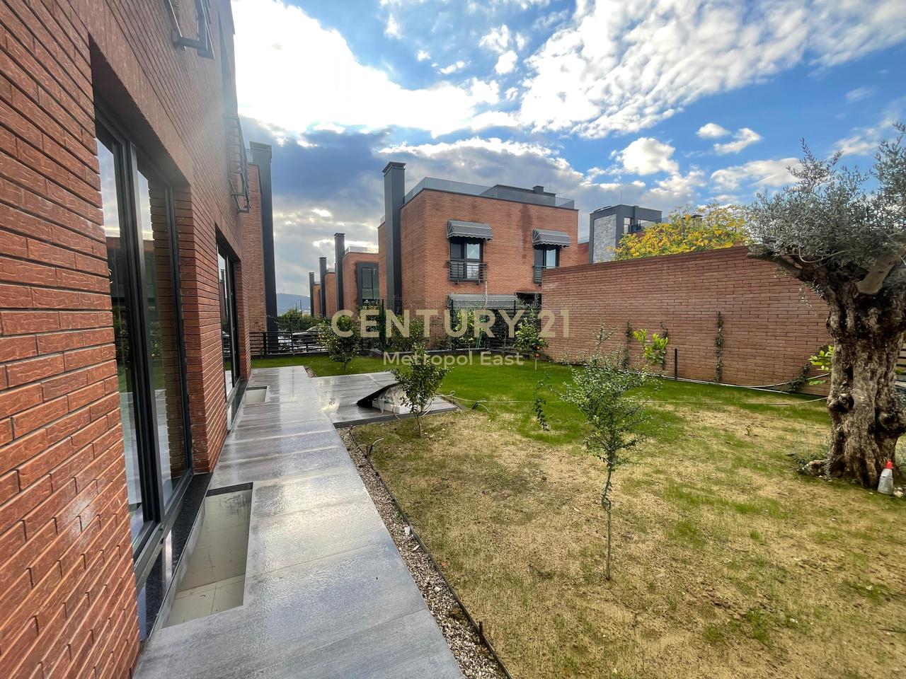 VILLA INDIPENDENTE IN AFFITTO IN UN COMPLESSO RESIDENZIALE A FARKE