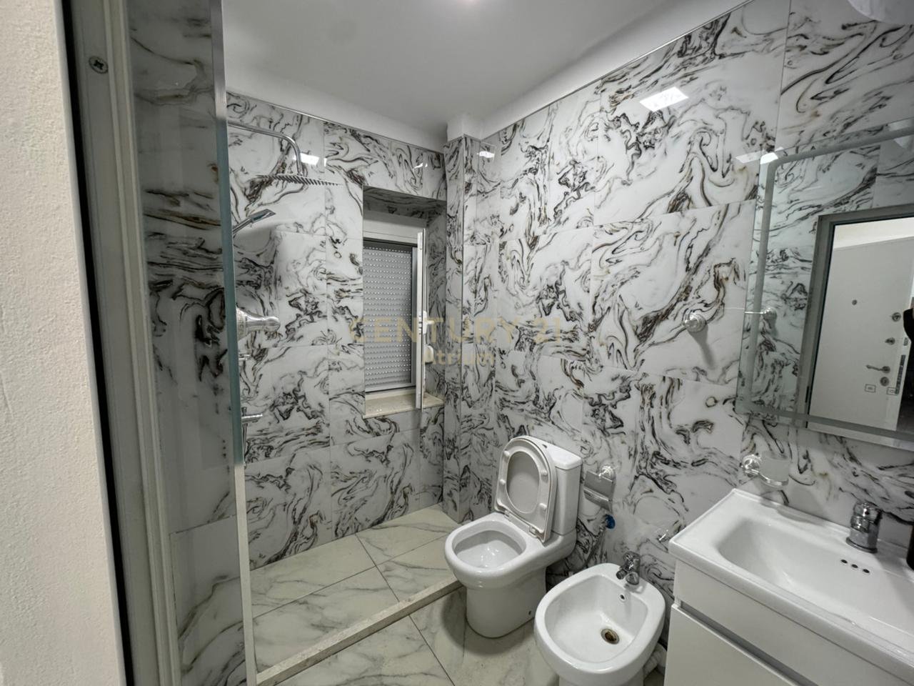 SHITET APARTAMENT 1+1+DYQAN TEK URA E NISHERAKUT PRANE WHITE BAR !!!