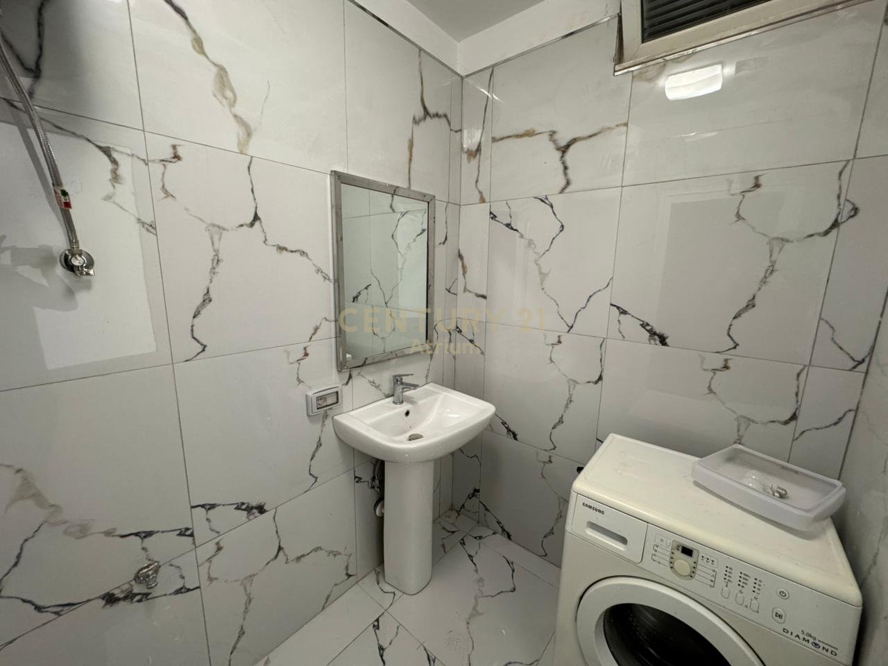 SHITET APARTAMENT 1+1+DYQAN TEK URA E NISHERAKUT PRANE WHITE BAR !!!