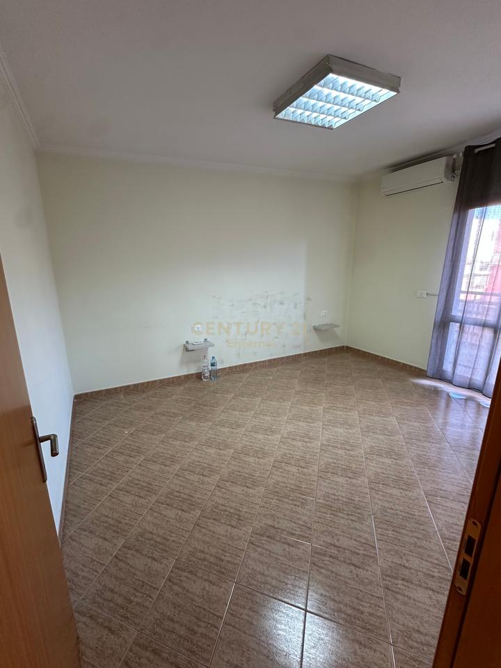 OFFICE FOR RENT AT ZOGU I ZI