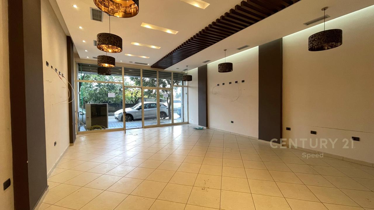 Jepet me qira dyqan tek Pallatet Çabej!