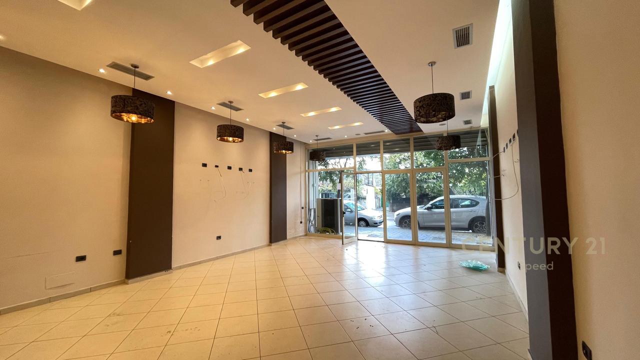 Jepet me qira dyqan tek Pallatet Çabej!