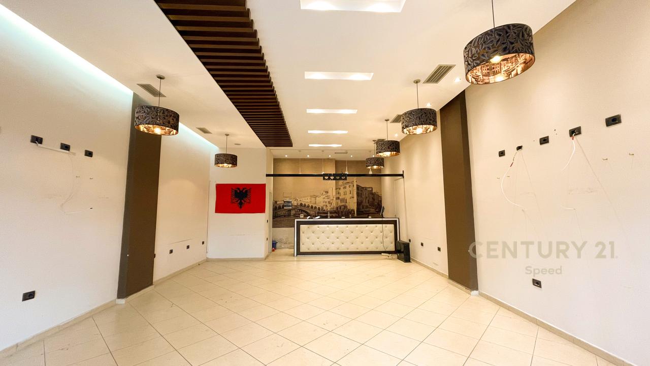 Jepet me qira dyqan tek Pallatet Çabej!