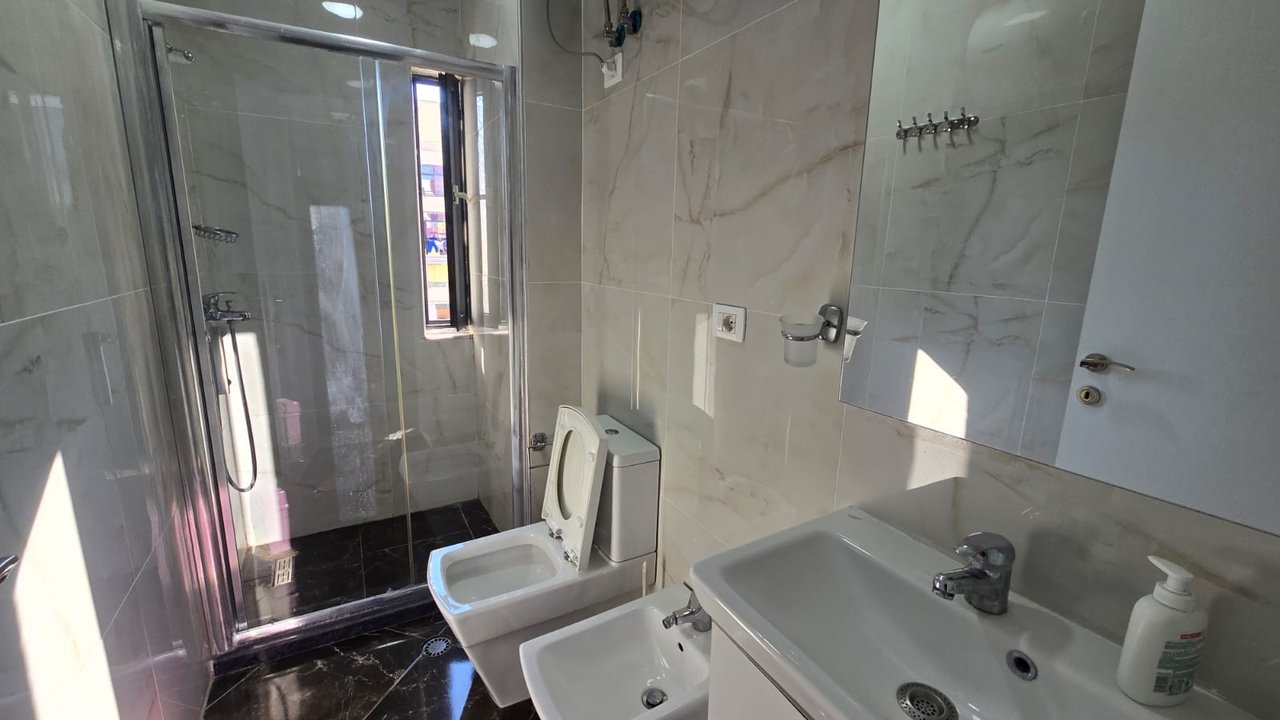 Jepet me qera Apartament komod tek Selvia