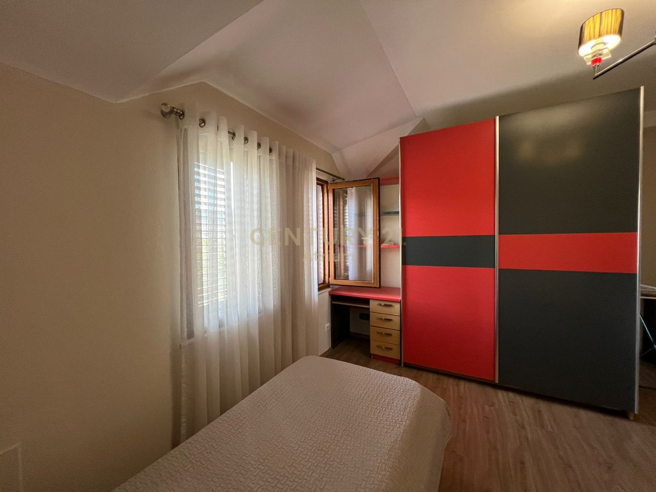 JEPET APARTAMENT 3+1 ME QIRA BUZE LIQENIT ARTIFICIAL!