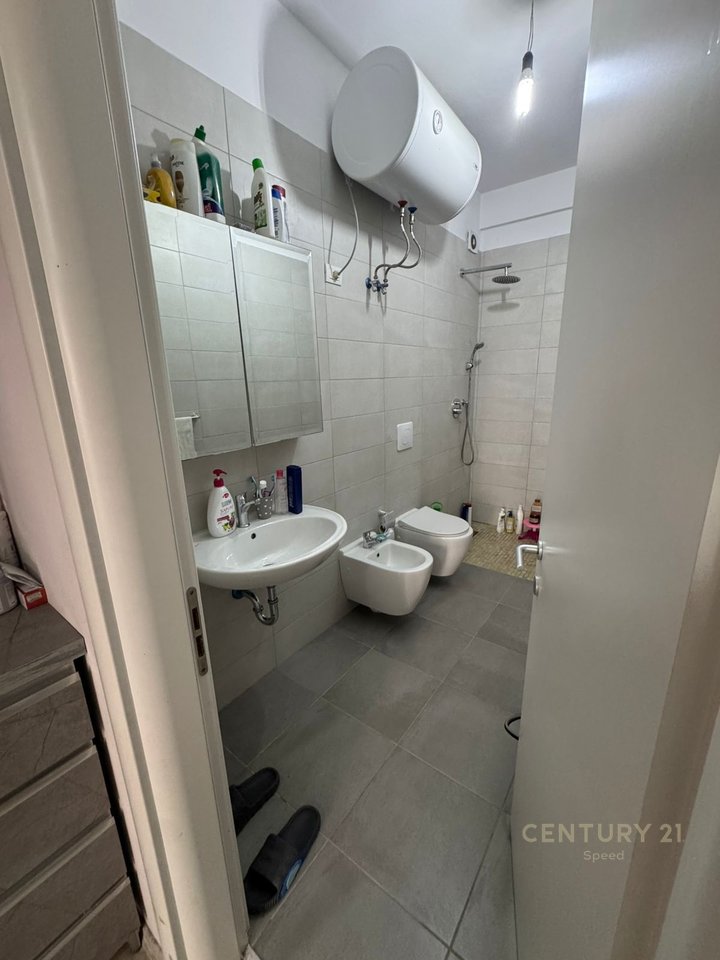 Apartament 2+1+2 dhe post parkimi per qira ne zonen e Unazes se Re , ne kompleksin Green City !