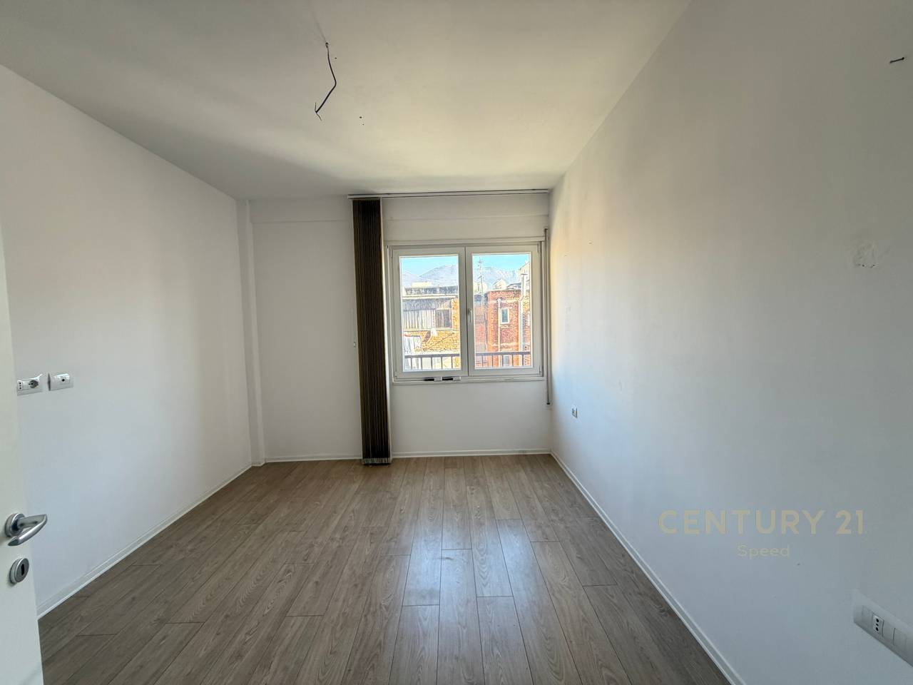 SHESIM APARTAMENT 1+1 ME PARKIM TË PËRFSHIRË PRANË PAZARIT TË RI!