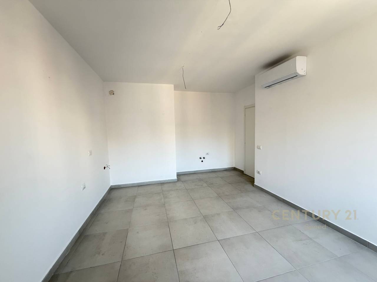 SHESIM APARTAMENT 1+1 ME PARKIM TË PËRFSHIRË PRANË PAZARIT TË RI!