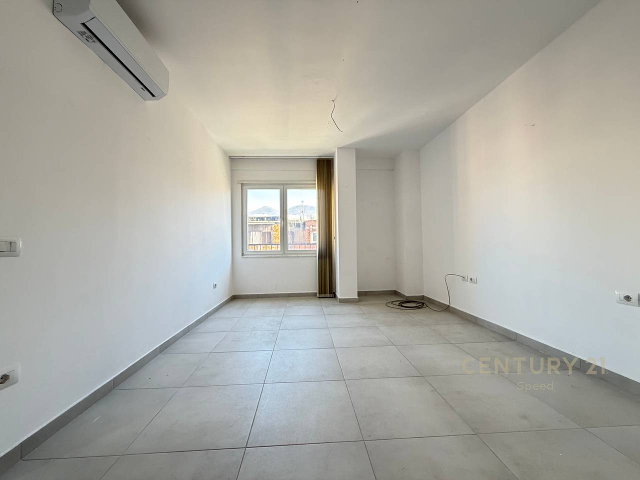 SHESIM APARTAMENT 1+1 ME PARKIM TË PËRFSHIRË PRANË PAZARIT TË RI!