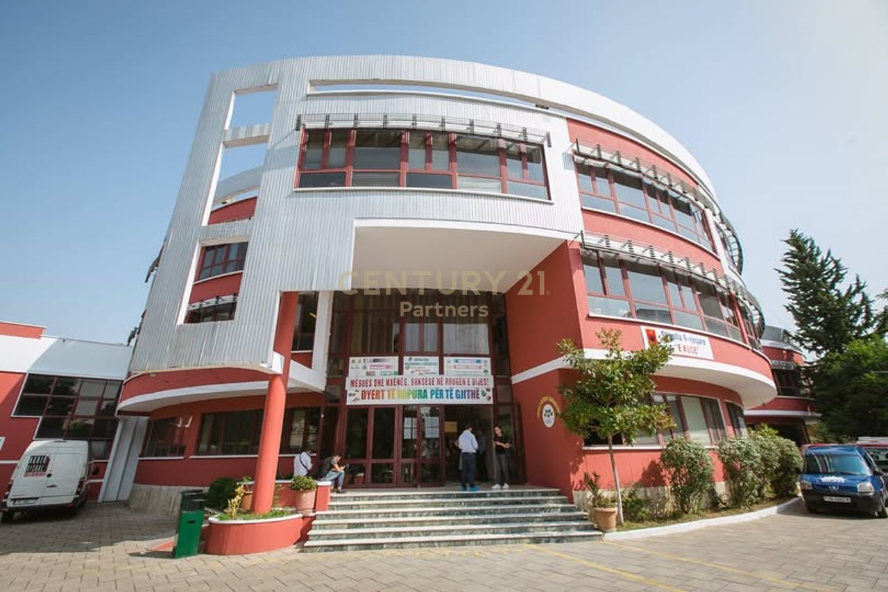 Casa a due piani in vendita nella zona della 'Scuola Rossa', Tirana