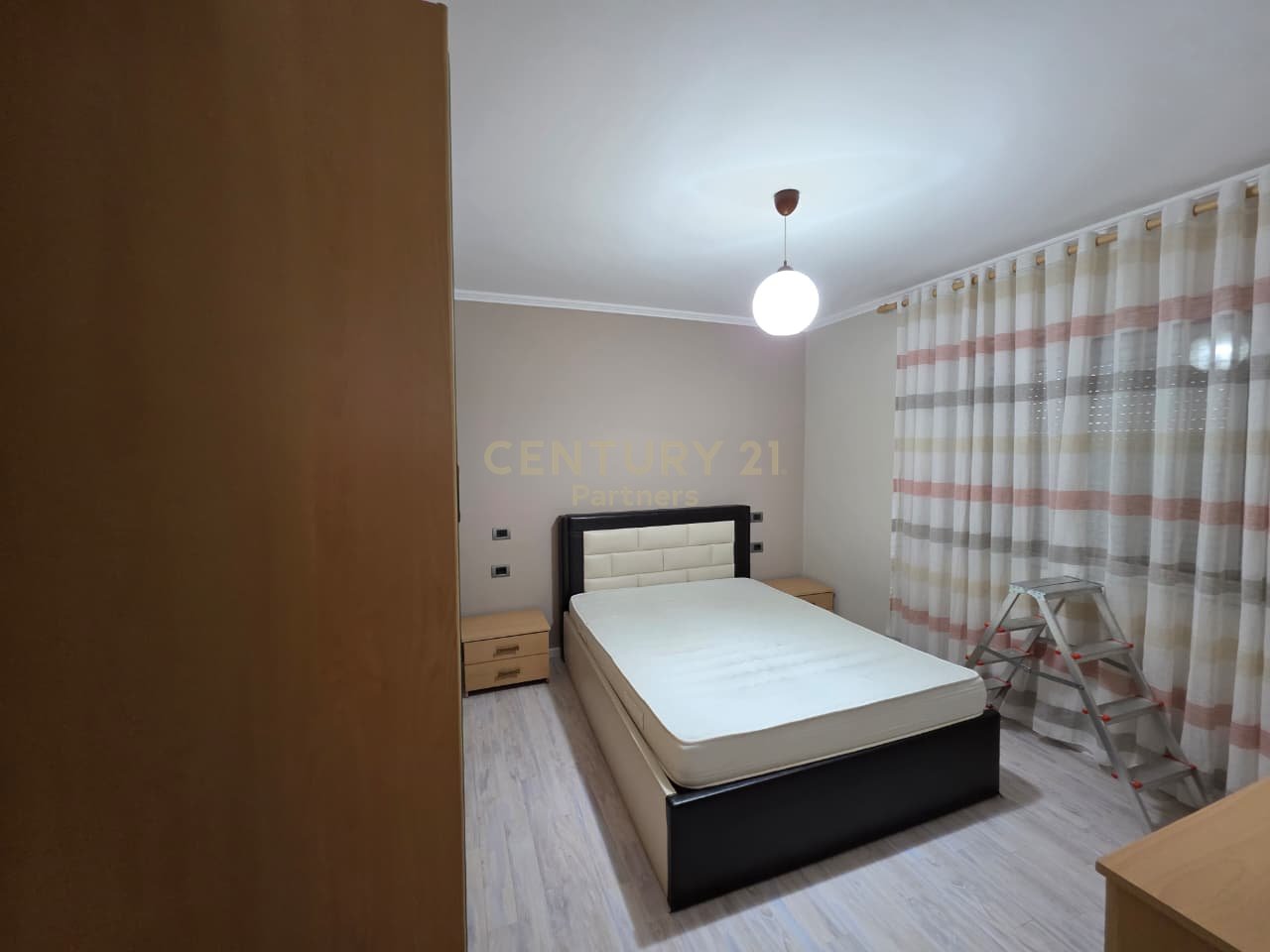 Apartament 2+1 Me Qira në Qendër të Tiranës - 900€ | 76 m²