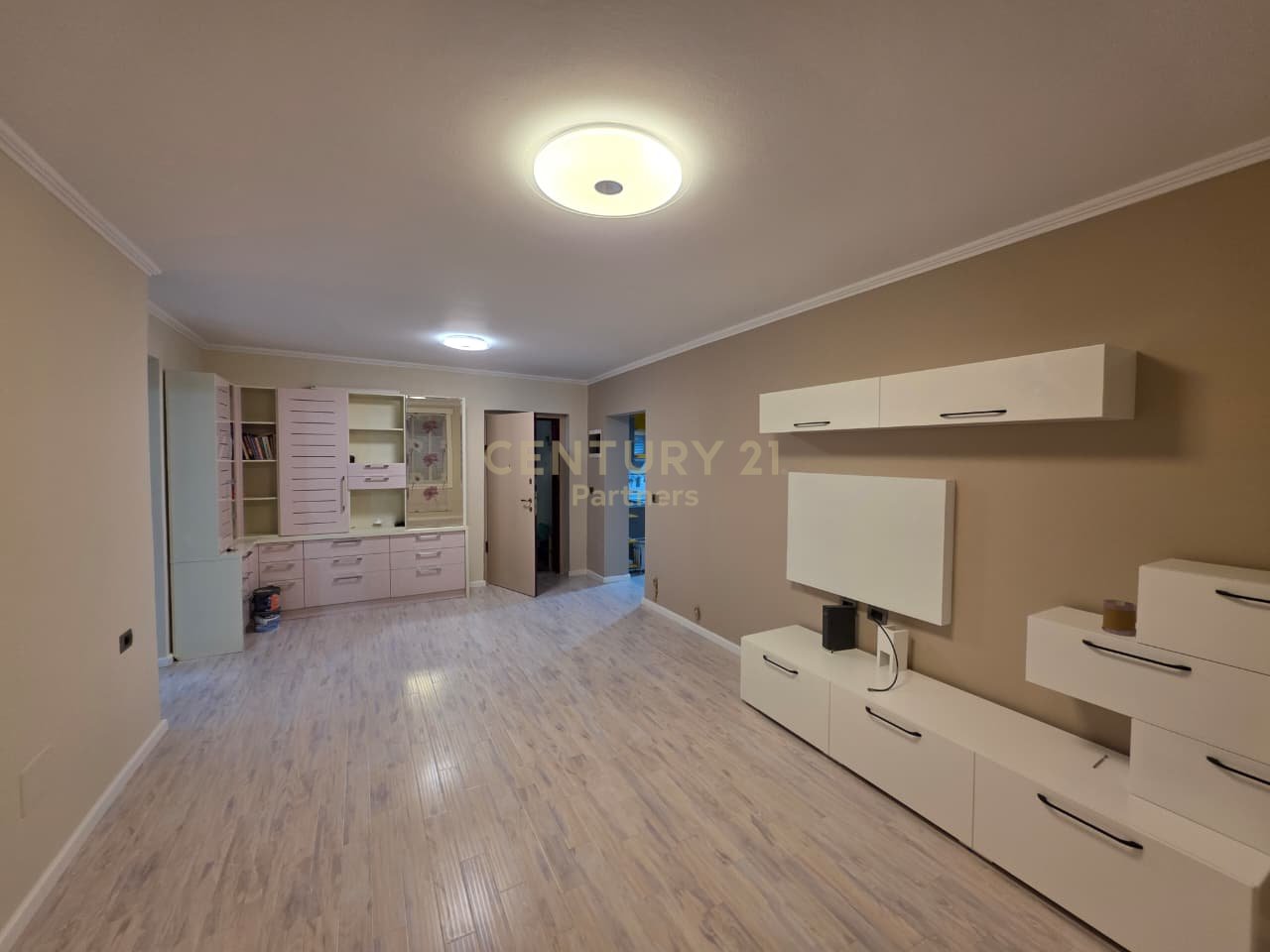 Apartament 2+1 Me Qira në Qendër të Tiranës - 900€ | 76 m²