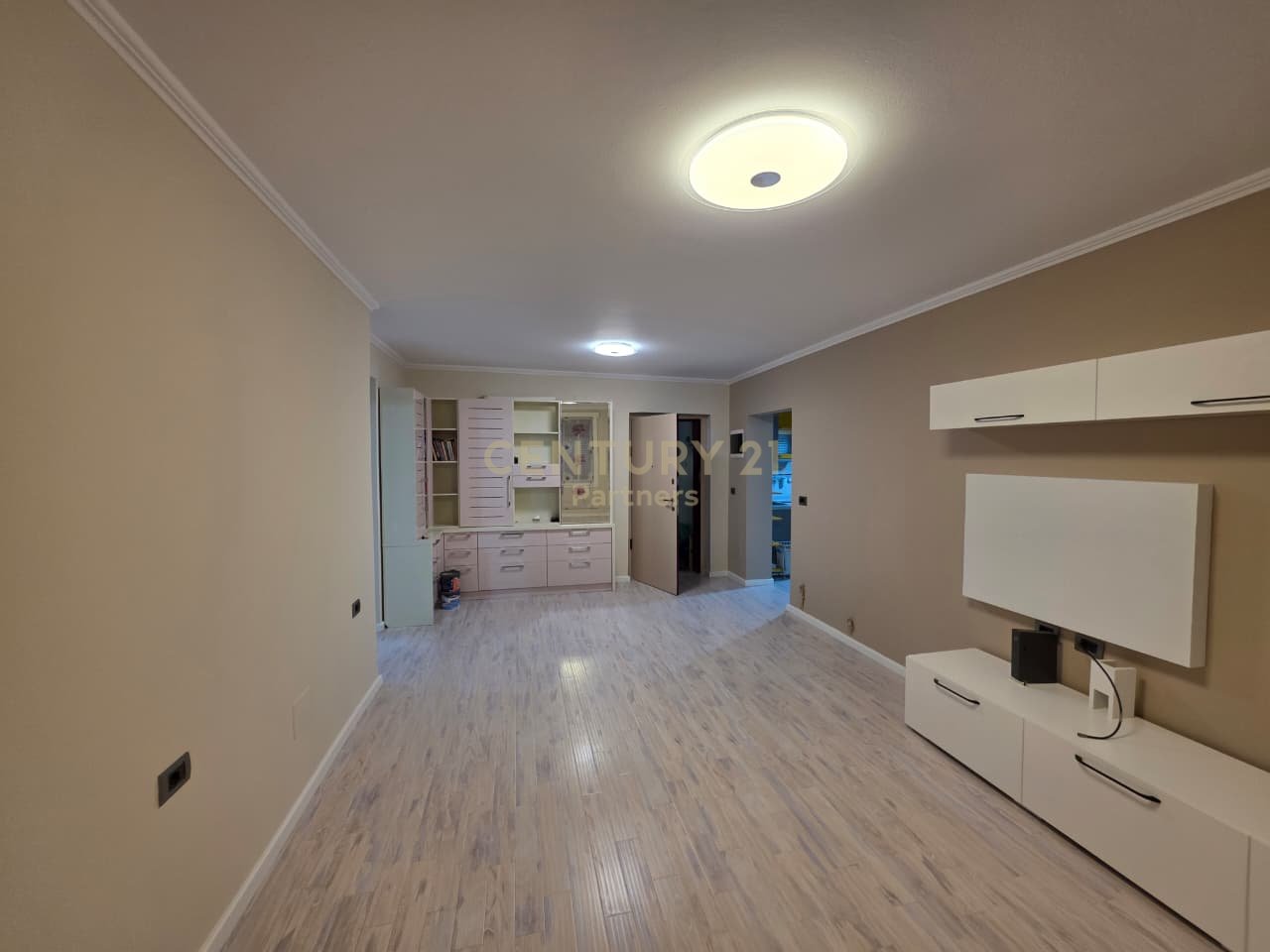 Apartament 2+1 Me Qira në Qendër të Tiranës - 900€ | 76 m²