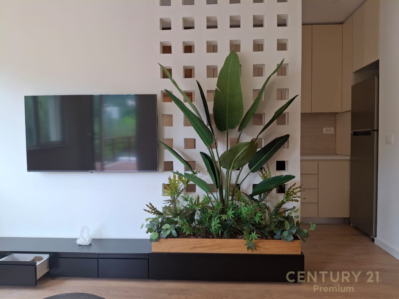 Apartment for Rent 3+1+2 with two balconies, at the Liqeni i Thatë, Tirana.