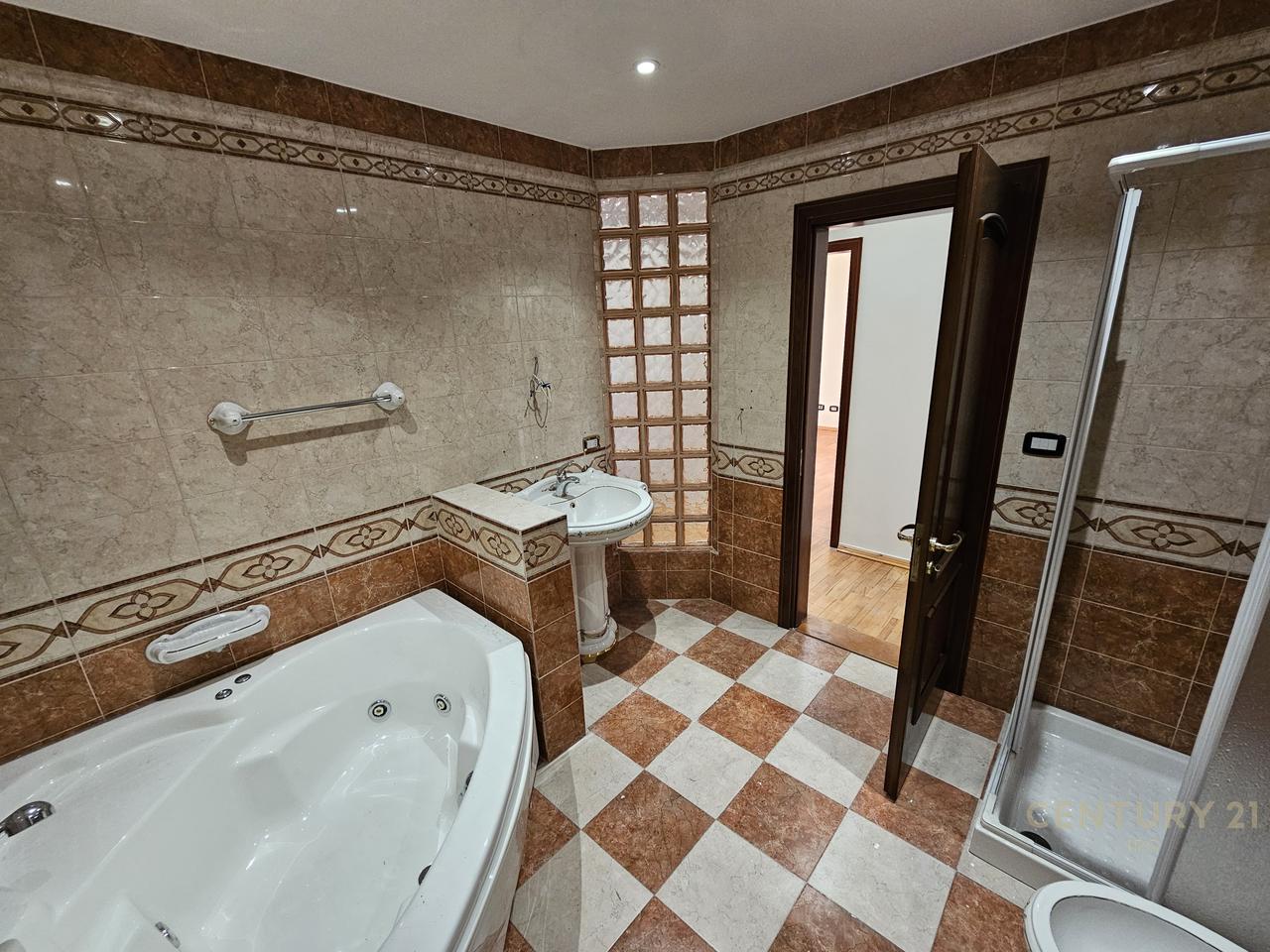 APPARTAMENTO 2+1+2 IN VENDITA VICINO AL CAFE ROMA, BLLOK!