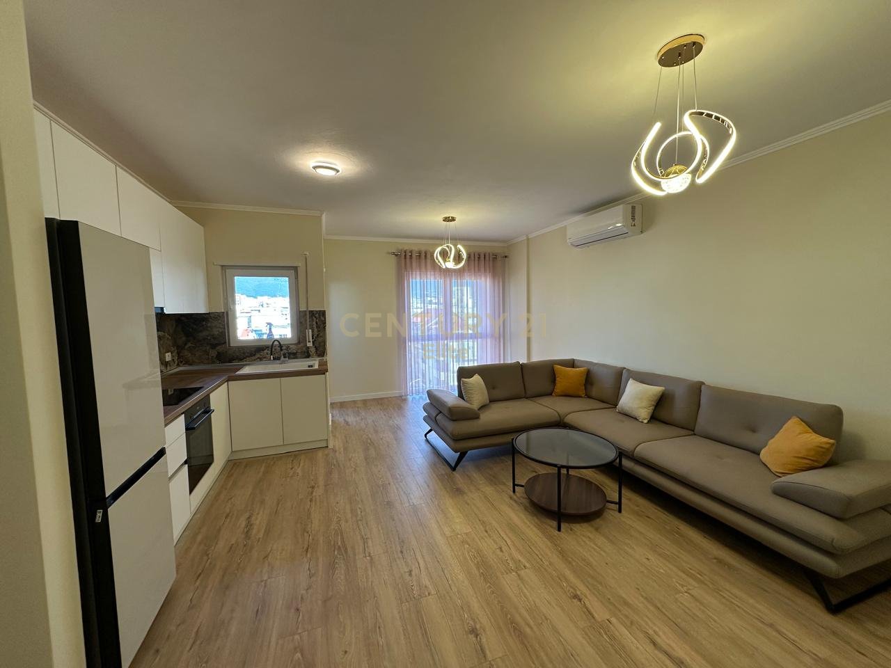 Apartament modern 2+1 me qera, pranë Shkollës së Kuqe.