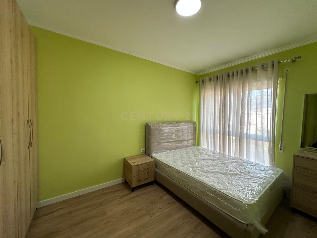 Apartament modern 2+1 me qera, pranë Shkollës së Kuqe.