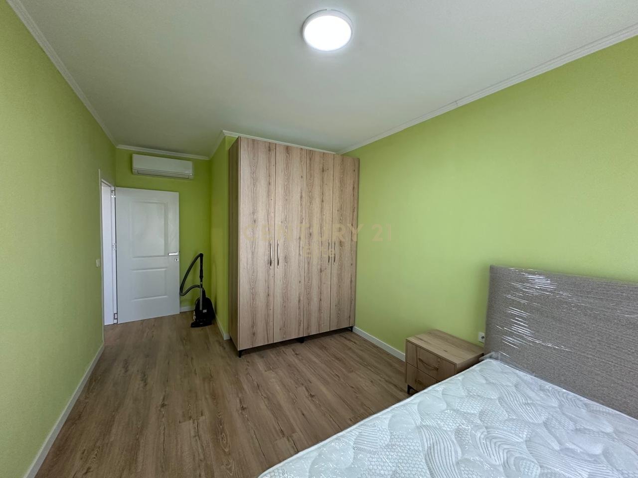 Apartament modern 2+1 me qera, pranë Shkollës së Kuqe.