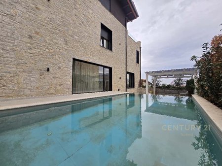 Vendiamo villa indipendente con piscina presso Secret Garden Residence.