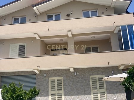 Vilë për Shitje ne Xhafzotaj !!