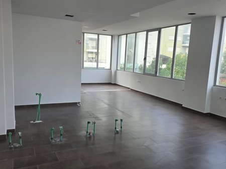 NJESI PER QIRA,PRANE BULEVARDIT "ISMAIL QEMALI"!