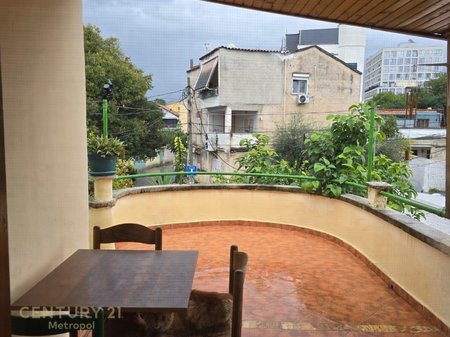 Jepet me qira kati i dytë i një vile, 2+1 – Pas Shkollës së Kuqe