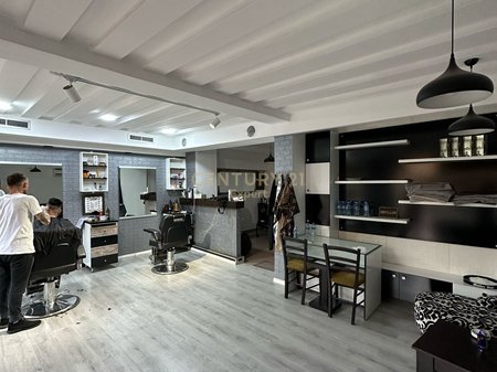 Negozio in vendita a Myslym Shyr molto vicino alla strada principale