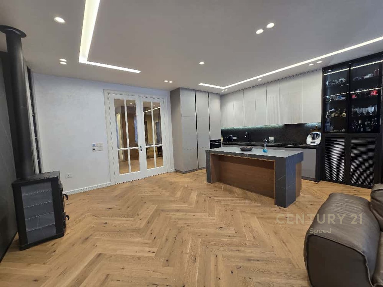 Vendiamo villa indipendente con piscina presso Secret Garden Residence.