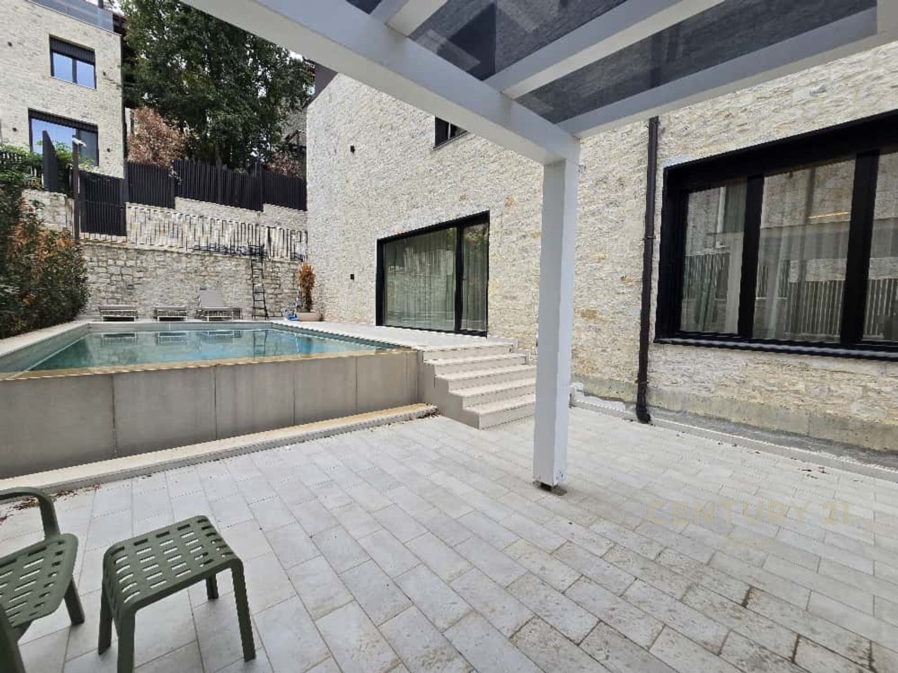 Vendiamo villa indipendente con piscina presso Secret Garden Residence.