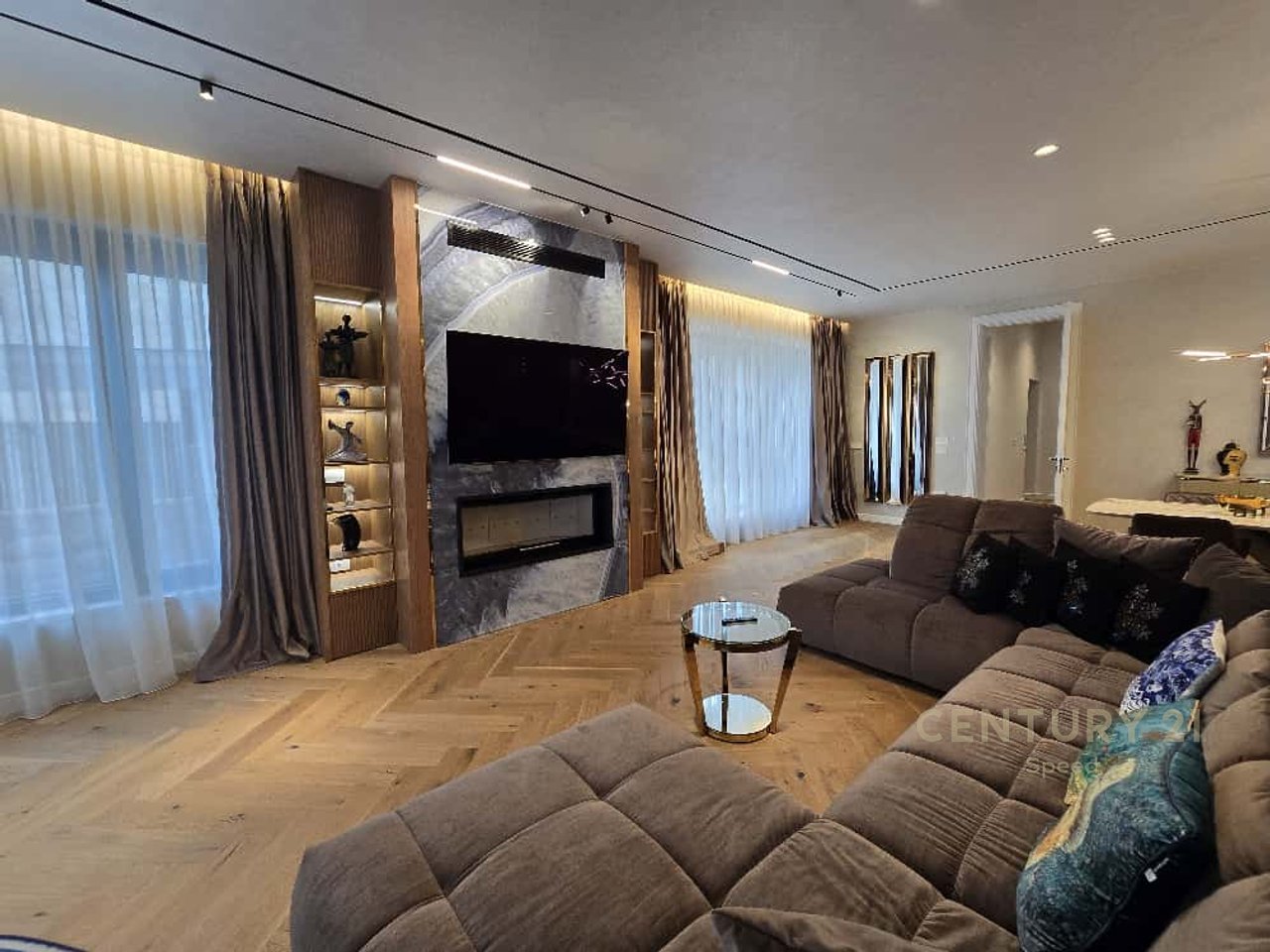 Vendiamo villa indipendente con piscina presso Secret Garden Residence.