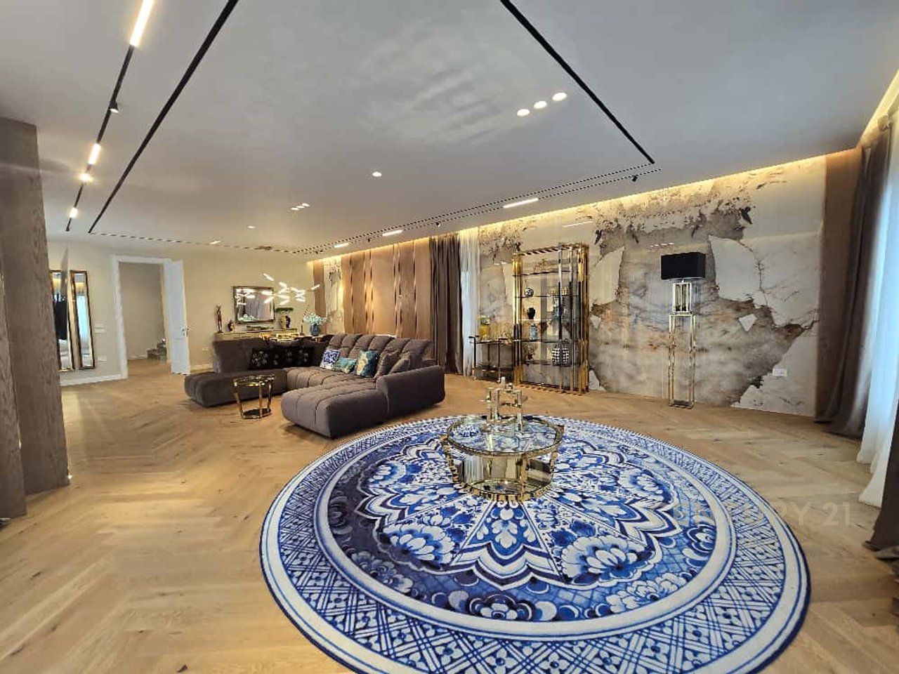 Vendiamo villa indipendente con piscina presso Secret Garden Residence.