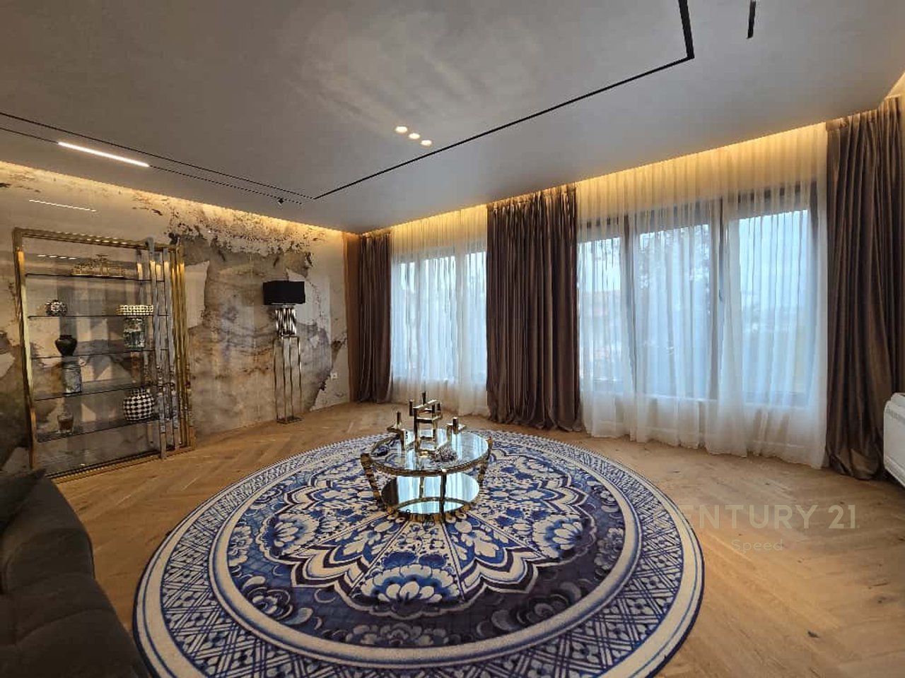 Vendiamo villa indipendente con piscina presso Secret Garden Residence.