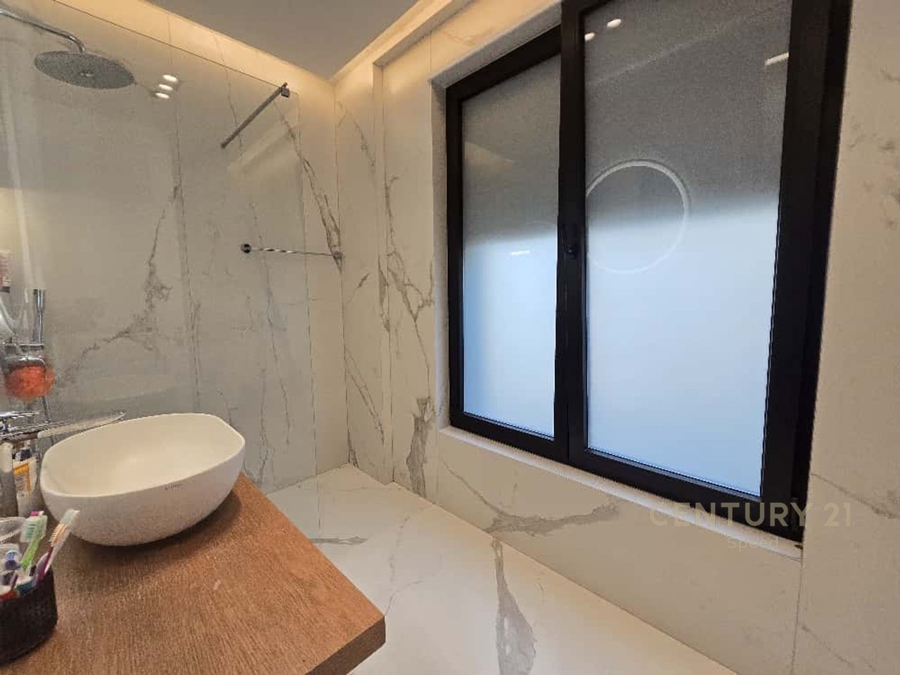 Vendiamo villa indipendente con piscina presso Secret Garden Residence.