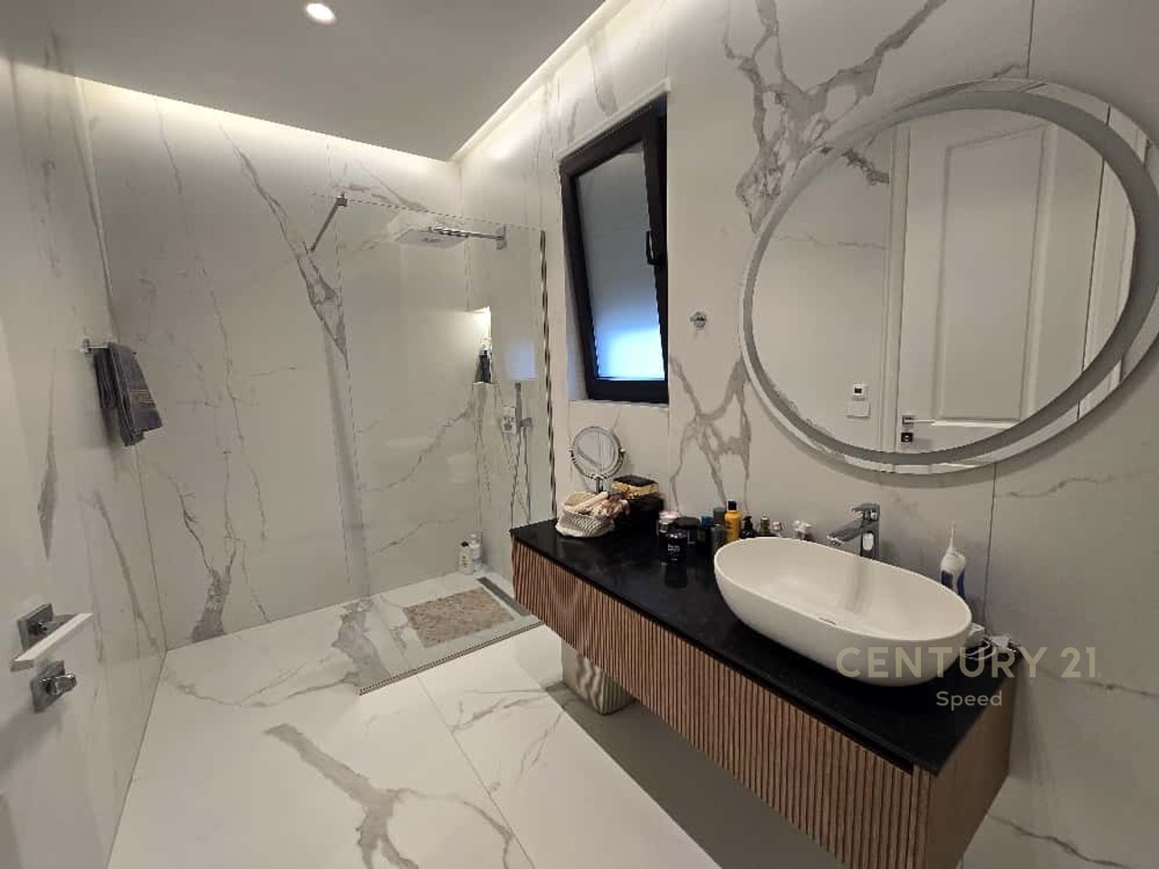 Vendiamo villa indipendente con piscina presso Secret Garden Residence.