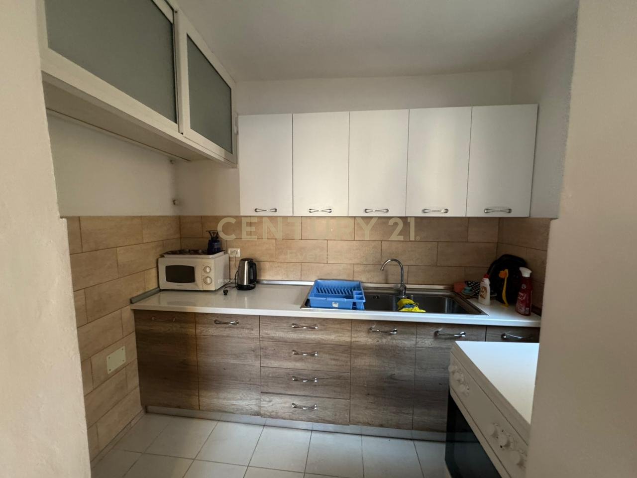 Rruga Fortuzi japim me qira Apartamet 3+1!!