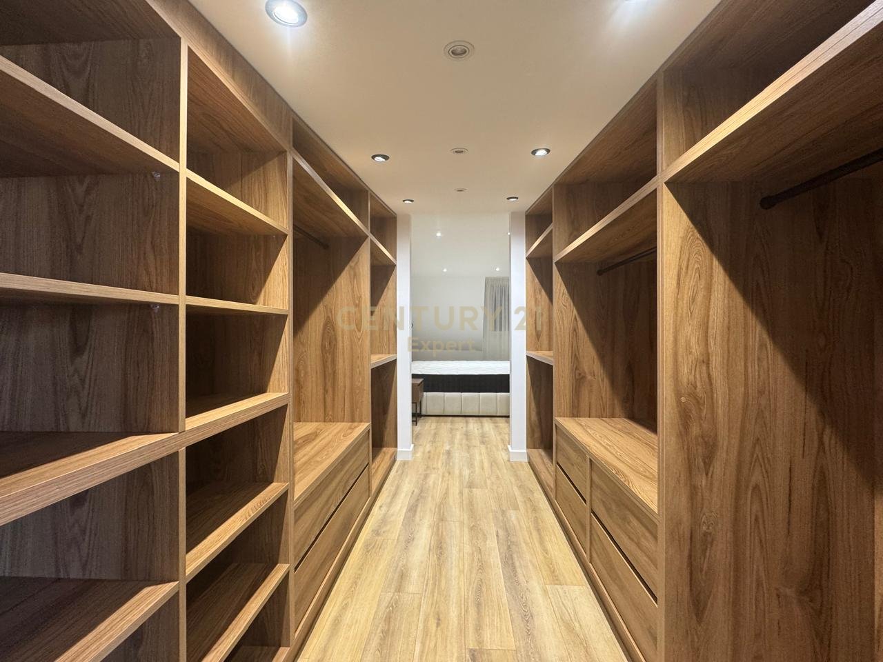 JEPET ME QIRA DUPLEKS MODERN + PARKIM TE LIQENI I THATE