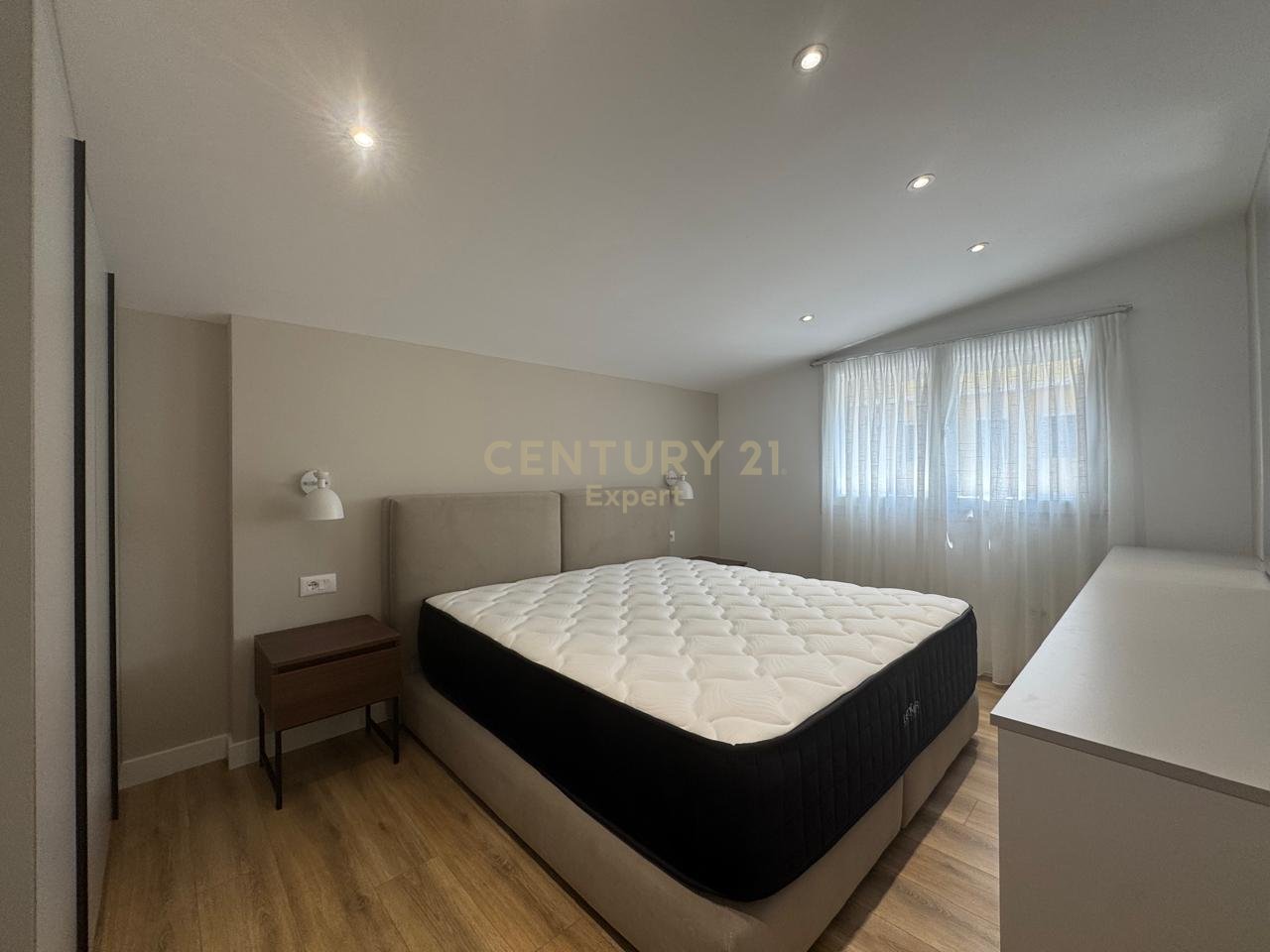 JEPET ME QIRA DUPLEKS MODERN + PARKIM TE LIQENI I THATE