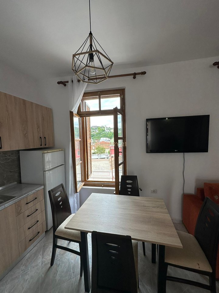 JEPET ME QIRA APARTAMENT 1+1 PRANË QENDRËS HISTORIKE, VLORE!