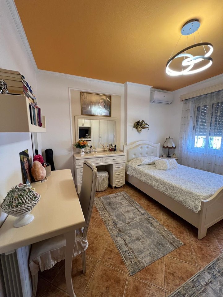 Shitet Apartament 3+1+2 ne Qender, Durres !