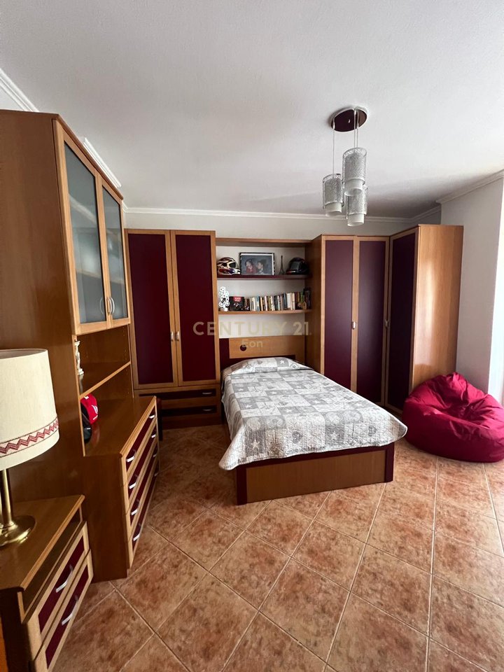 Shitet Apartament 3+1+2 ne Qender, Durres !