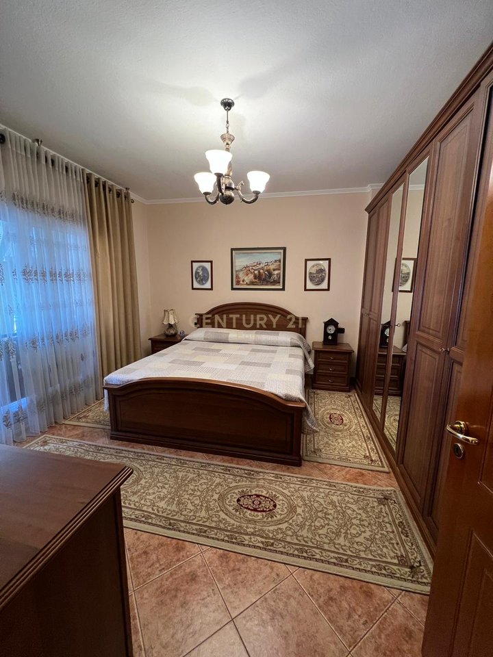 Shitet Apartament 3+1+2 ne Qender, Durres !