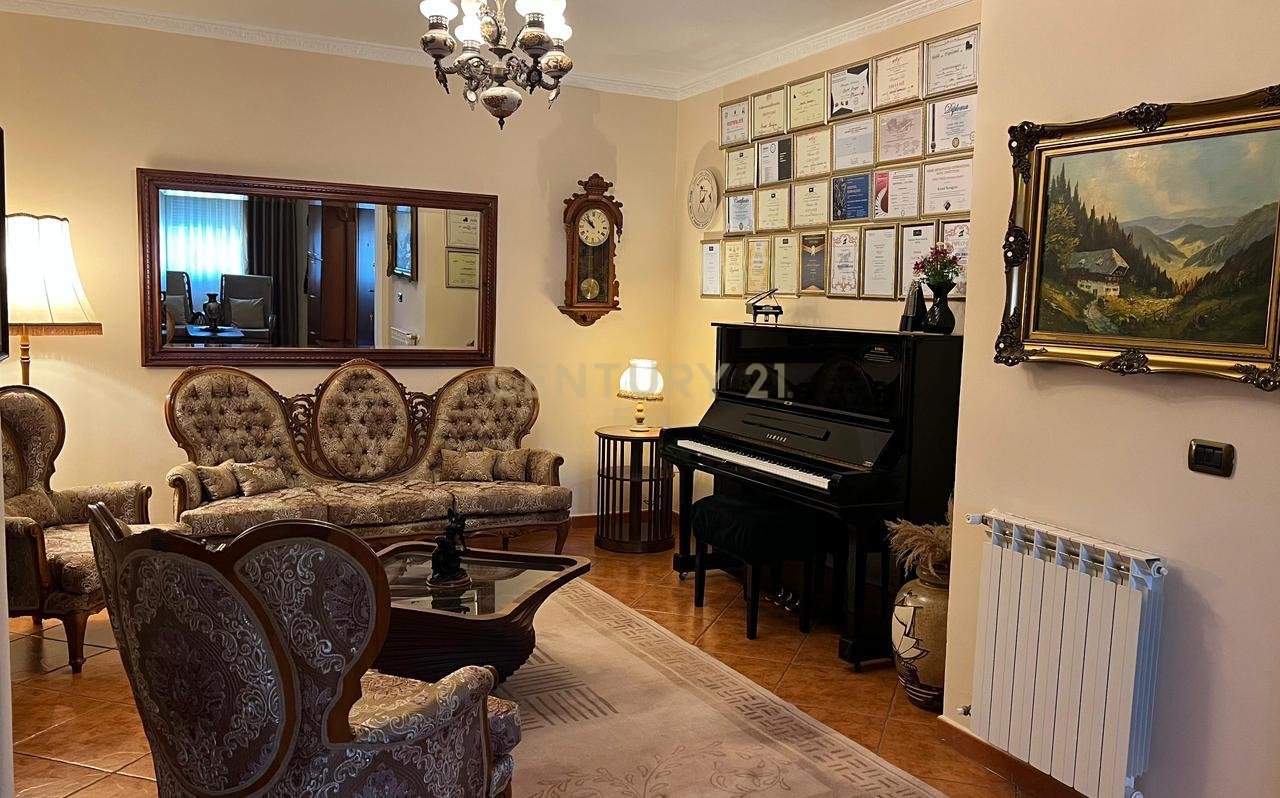 Shitet Apartament 3+1+2 ne Qender, Durres !