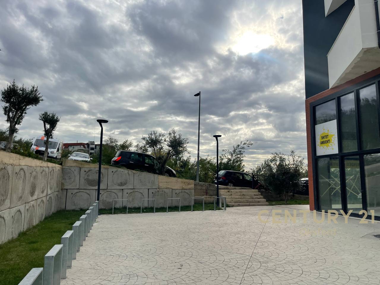 SHITJE EKSKLUZIV - Bar Kafe Hapësirë  – Jaho Residence, Fresku| 170 m² | Fasada Kryesore në Rrugë