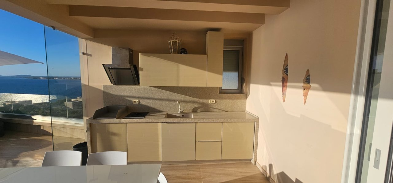 OFROHET PER SHITJE PENTHOUSE LUKSOZ ME PAMJE TE MREKULLUESHME TE DETIT!