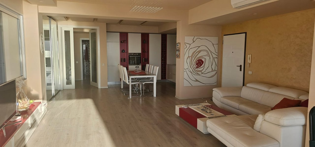 OFROHET PER SHITJE PENTHOUSE LUKSOZ ME PAMJE TE MREKULLUESHME TE DETIT!