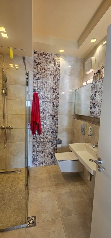 OFROHET PER SHITJE PENTHOUSE LUKSOZ ME PAMJE TE MREKULLUESHME TE DETIT!