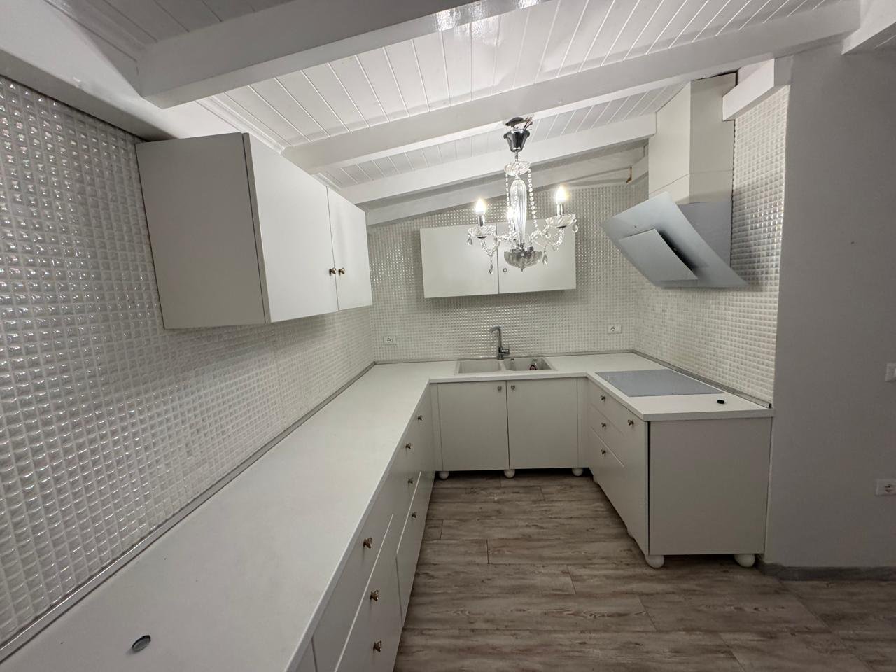 APPARTAMENTO 2+1+VERANDA, IN AFFITTO, VICINO AL BOULEVARD "ISMAIL QEMALI"!