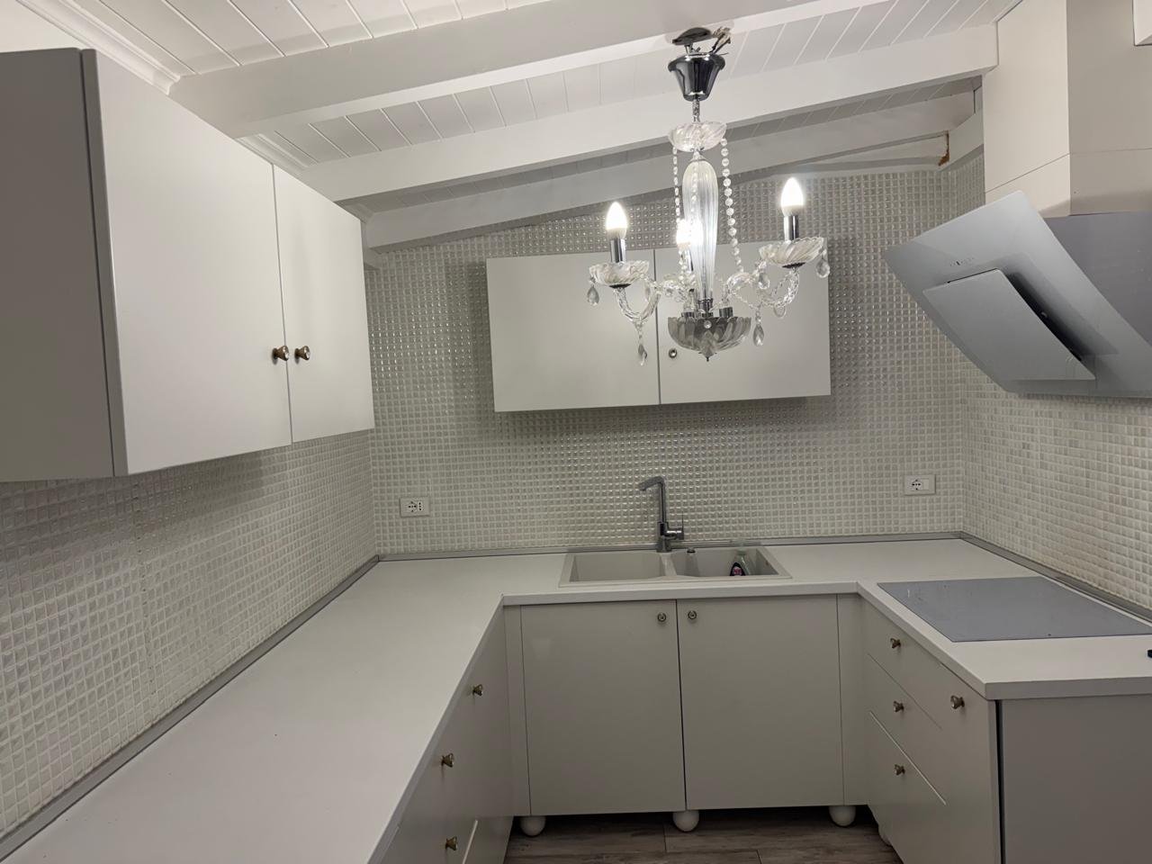 APPARTAMENTO 2+1+VERANDA, IN AFFITTO, VICINO AL BOULEVARD "ISMAIL QEMALI"!